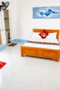 a bedroom with a bed with a wooden bed frame at Linh Chi Hotel in Mù Cang Chải