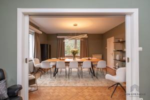 a dining room with a table and chairs at La VILLA du Reims - Mon Gîte Facile in Colmar