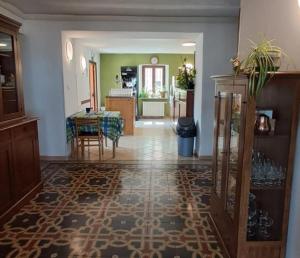 a living room with a table and a kitchen at Desdemona House Pub in Castellino Tanaro