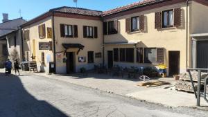 a building on the side of a street at Desdemona House Pub in Castellino Tanaro