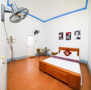 a bedroom with a bed and a table at Linh Chi Hotel in Mù Cang Chải +13 photos