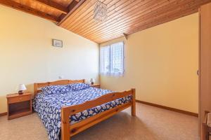 a bedroom with a bed and a wooden ceiling at Duplex N°6 - Résidence Balnéaire in Le Port-des-Barques