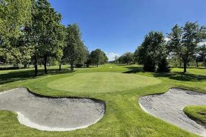 a view of a golf course with trees and a golf ball at Bonbon in Treviso
