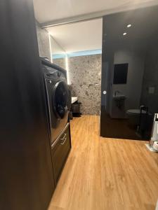 a bathroom with a washer and dryer in a room at Ferienwohnung Zwischenzeit in Kranenburg