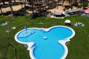 an overhead view of a large swimming pool in a park at Kampaoh Picos de Urbión in Abejar