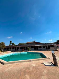 a swimming pool in front of a building at Executive Manica Hotel in Chimoio