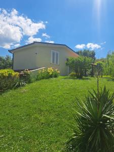 a house in a yard with a green lawn at Calliope vacanze in Terni