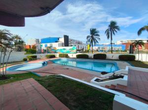 สระว่ายน้ำที่อยู่ใกล้ ๆ หรือใน Apartamento Céntrico PB diagonal al CC La Vela +10 ภาพ