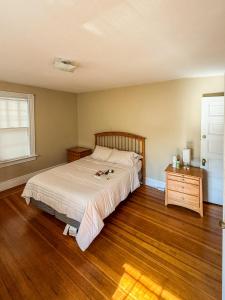 a bedroom with a bed and a wooden floor at YLD Rooms - Shared Bathrooms & Spaces in Springfield
