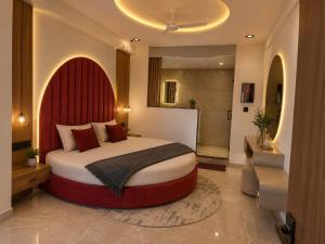 a bedroom with a large bed with a red headboard at Hotel Venue in Ellis Bridge
