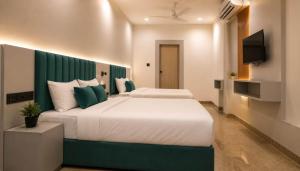 a bedroom with two beds and a flat screen tv at Hotel Venue in Ellis Bridge