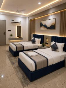 a hotel room with two beds and a television at Hotel Venue in Ellis Bridge