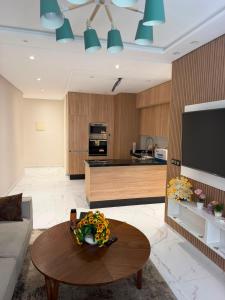 a living room with a table and a kitchen at appartement de luxe tanger in Tangier