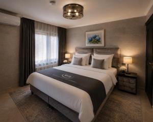 a large bedroom with a large bed in a room at Wilgenhof Boutique Hotel "volledig vernieuwd en onder nieuw beheer" in Maaseik
