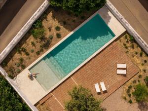 an overhead view of a swimming pool with two benches at Casa Dez - Pedrogão do Alentejo in Pedrógão