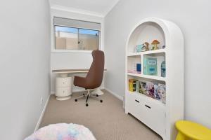 a bedroom with a desk and a chair in a room at Hunter Valley Bercuti in North Rothbury