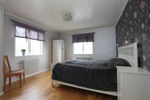 a bedroom with a bed and two windows at Villa Oakfield in Fröseke