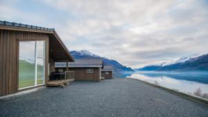 洛夫特胡斯Lofthus Camping的可以看到湖光山色的房子