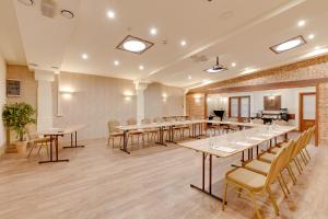 a large room with tables and chairs and a kitchen at Hotel Diament Vacanza Katowice - Siemianowice in Siemianowice Śląskie