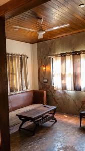 Dala Inn في غالي: غرفة معيشة بها أريكة وطاولة