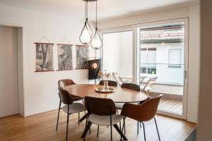 a dining room with a table and chairs at VINCENT Loft in der Innenstadt - mit Garage in Bregenz