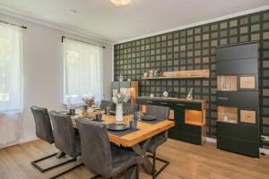 a dining room with a table and chairs at Ferienhaus Oscar in Garz