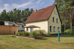 a house with a gazebo in a yard at Ferienhaus Oscar in Garz