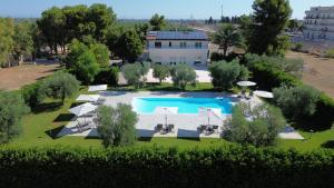 an overhead view of a swimming pool with umbrellas at Villa Nascente in Bitetto