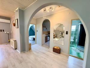 an archway in a living room with a mirror at Oli vendégház in Balatonboglár