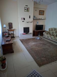 a living room with a couch and a table at stanza a casa marina in Rosolina