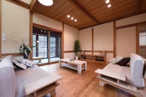 a living room with two couches and a table at 刀都の郷 清川 in Sekimachi