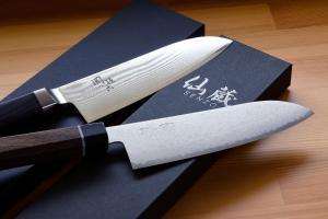 a knife sitting on top of a black card at 刀都の郷 清川 in Sekimachi