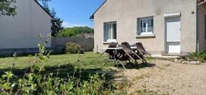 a table and chairs in the backyard of a house at La maisonnette in Cléry-Saint-André