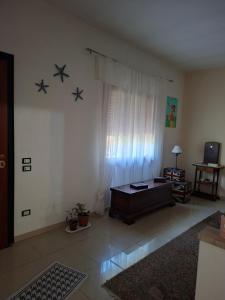 a living room with stars on the wall at stanza a casa marina in Rosolina