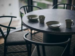 a table with two bowls and two cups on it at illi Sen Oshiage in Tokyo