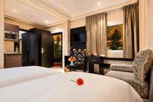 Palais Riad Reda & Spa في فاس: غرفة فندق بها سرير وكرسي