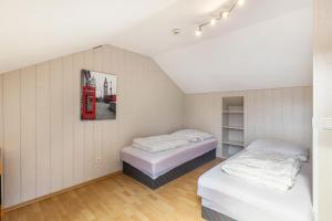 two beds in a room with a red phone booth at Erholungspark Wilhelmsruh in Möhnesee