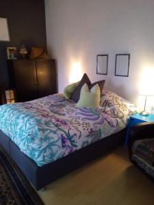 1 cama con almohadas en el dormitorio en Box58, en Eisenstadt