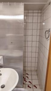 a white bathroom with a sink and a shower at Ferienhaus Ebert, Top-Ausstattung mit Garten, Terrasse & Wall-Box bei Dinkelsbühl in Dinkelsbühl +22 photos