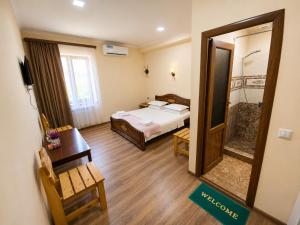a bedroom with a bed and a large mirror at NUR TOON in Areni