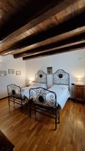 a bedroom with two beds and a wooden floor at Agriturismo Rechsteiner in Ponte di Piave +78 photos