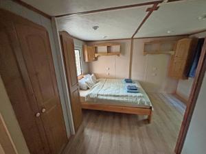 a small room with a bed in a trailer at Retro Mobilhome in Igal
