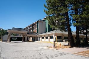 a building with a street light in front of it at Shilo Inn Mammoth Lakes in Mammoth Lakes