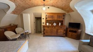 a large living room with a tv and a couch at Il cortile in Boves