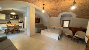 a living room with a bed and a kitchen at Il cortile in Boves