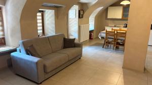 a living room with a couch and a kitchen at Il cortile in Boves +21 photos
