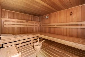 a wooden sauna with a bucket in the middle at Großer Garten mit Grill,-Spiel und Sitzmöglichkeiten-umgeben von schöner Natur-Ferienhaus Albmatte in St. Blasien