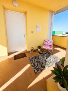 a room with a door and a chair and a table at Mordano Apartment - ampio appartamento SELF CHECK-IN vicino a Imola in Mordano