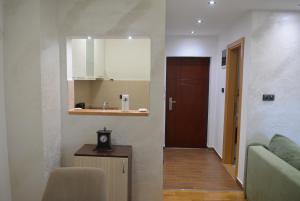 a room with a hallway with a sink and a door at Rio Apartmani Ub 3 in Ub