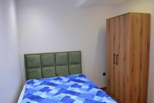 a bedroom with a bed and a wooden cabinet at Rio Apartmani Ub 3 in Ub